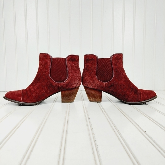 Ciao Bella Red Burgundy Suede Quilted Block Heel Elastic Gore Ankle Boots A995 - Picture 7 of 12